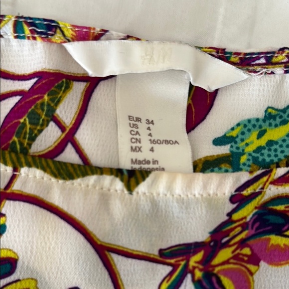 H&M Multi-Colored Flutter Sleeve Blouse with Dragonflies Leaves Flowers  Size 4 - Picture 6 of 8